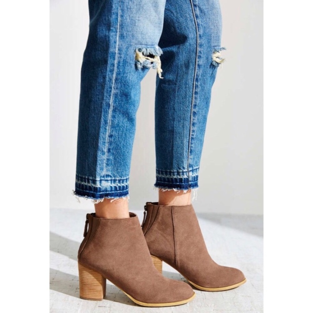 Urban Outfitters Ecote Short Suede Boot, Size 6